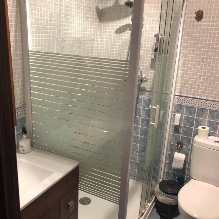 Apartamento estudio de 50m2, todo exterior y con patio, ideal para parejas, familias con niños pequeños y para hospedajes de largas estancias, con techo abuhardillado y una de las mejores vistas de Toledo - Apartamento de 1 dormitorio - 6