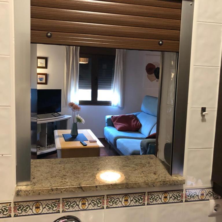 Apartamento estudio de 50m2, todo exterior y con patio, ideal para parejas, familias con niños pequeños y para hospedajes de largas estancias, con techo abuhardillado y una de las mejores vistas de Toledo - Apartamento de 1 dormitorio - 10