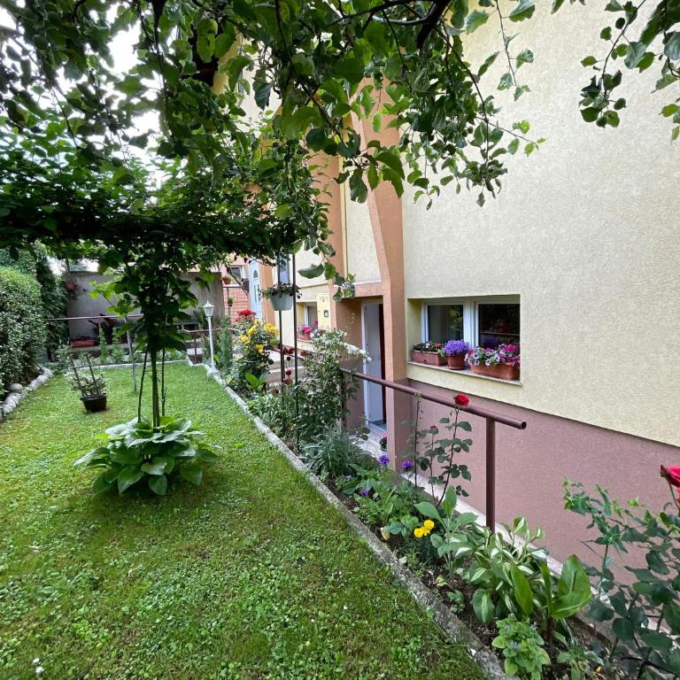 Dreamy Garden Apartment - One-Bedroom Apartment - 1