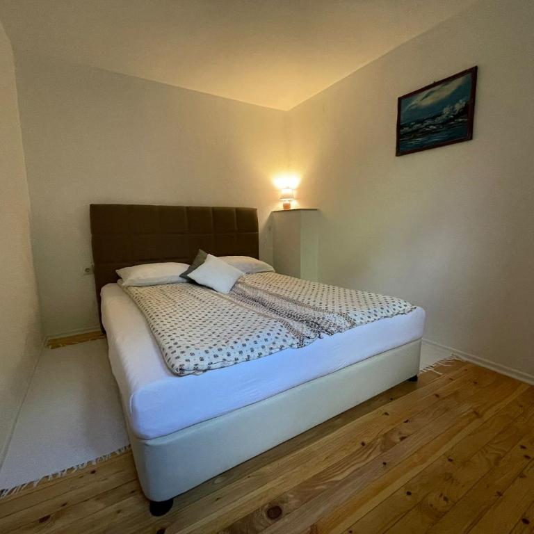 Dreamy Garden Apartment - One-Bedroom Apartment - 4