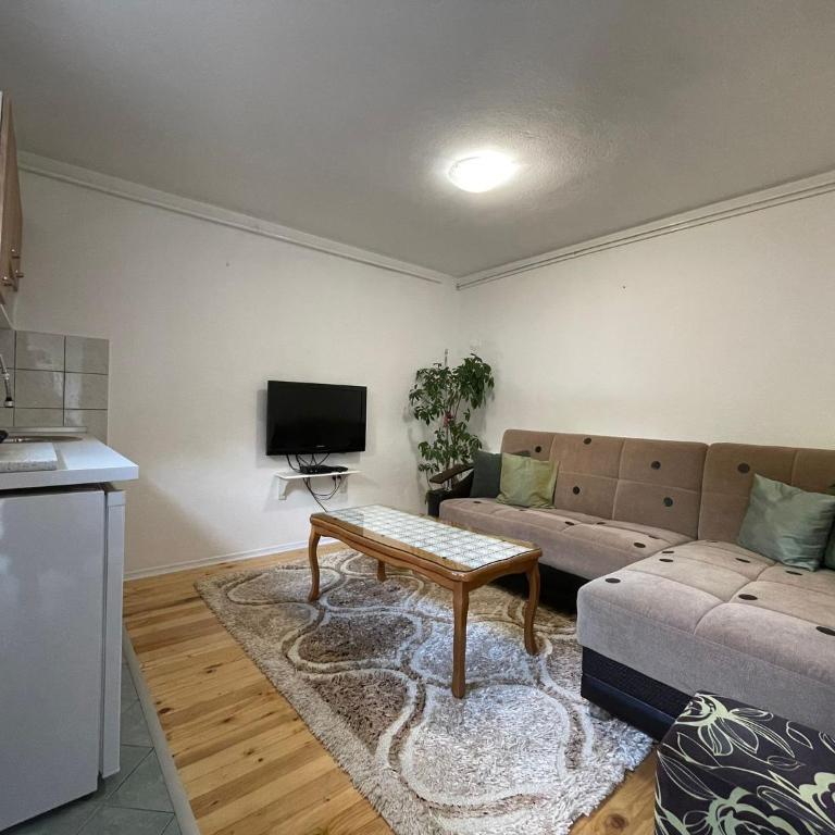 Dreamy Garden Apartment - One-Bedroom Apartment - 2