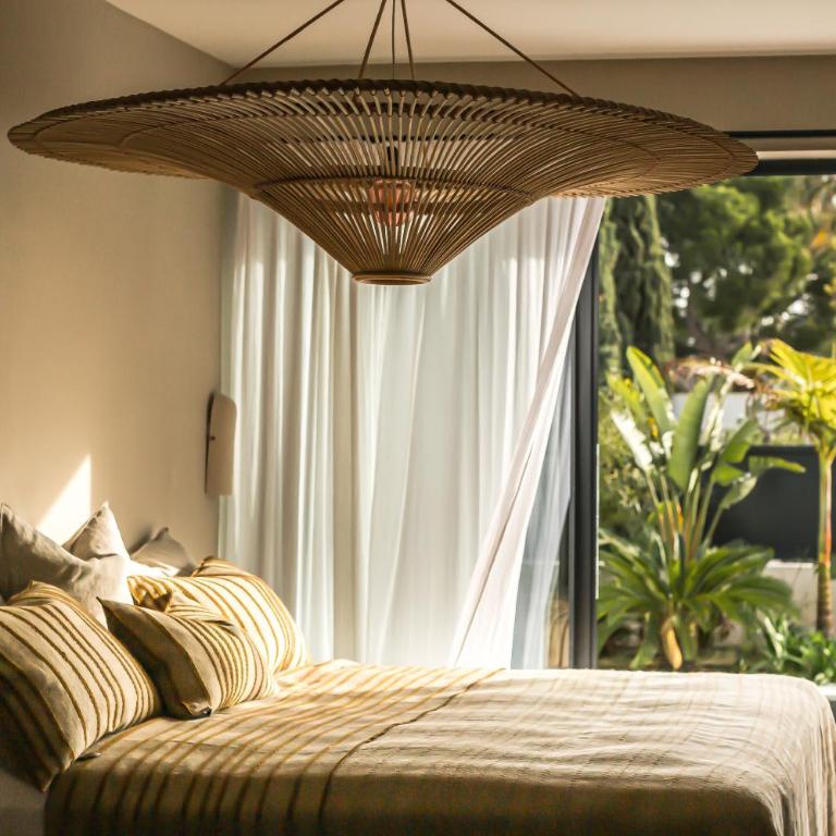 Suites 23 - Chambre Lit King-Size - Vue sur Piscine - 1
