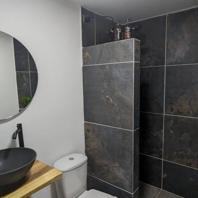 UKU INN - Standard Twin Room with Shared Bathroom - 2