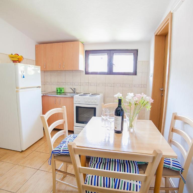 Apartments Viktorija - Two-Bedroom Apartment with Balcony - 7