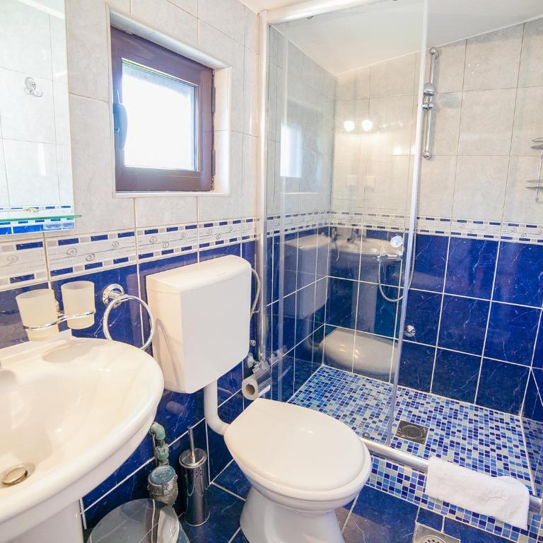 Apartments Viktorija - Two-Bedroom Apartment with Balcony - 9