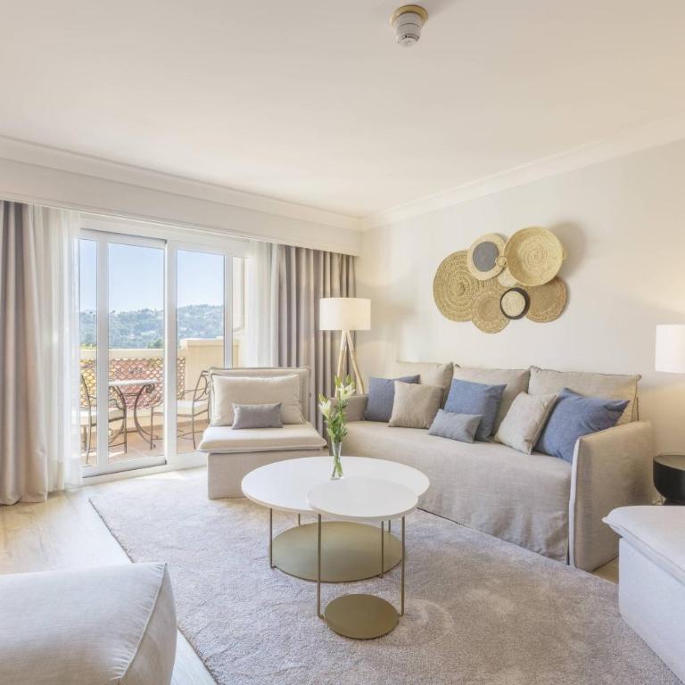 Denia Marriott La Sella Golf Resort & Spa - Suite Estándar con cama extragrande, sofá cama, balcón y vistas al interior - 2