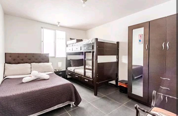 Alojamiento "Cómo en CASA" cerca al Aeropuerto!! - Habitación Familiar - 1