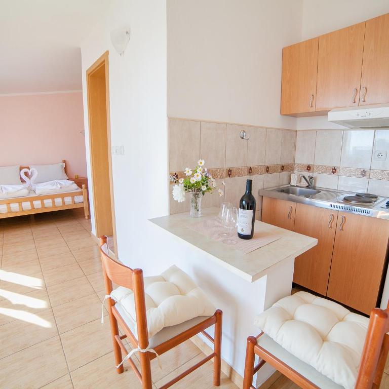 Apartments Viktorija - Studio with Balcony and Sea View (3 Adults) - 12