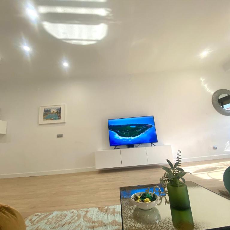 Barcelona Chic Apartments- Free Parking - 10 min BCN center by metro - Two-Bedroom Apartment - 32