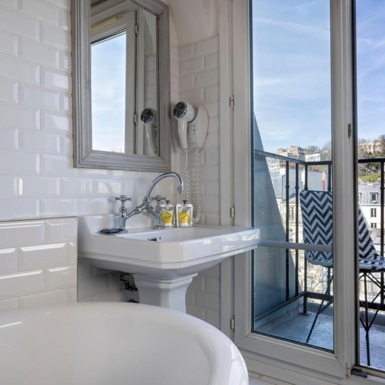 Le Regent Montmartre by Hiphophostels - Chambre Double Supérieure avec Balcon - Vue sur Basilique du Sacré-Cœur - 1