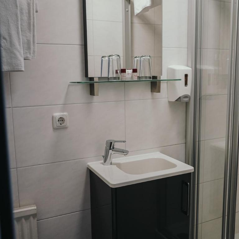 Pension Steinbichler - Apartments und Zimmer Check in 24-7 - Doppelzimmer mit Bergblick - 5