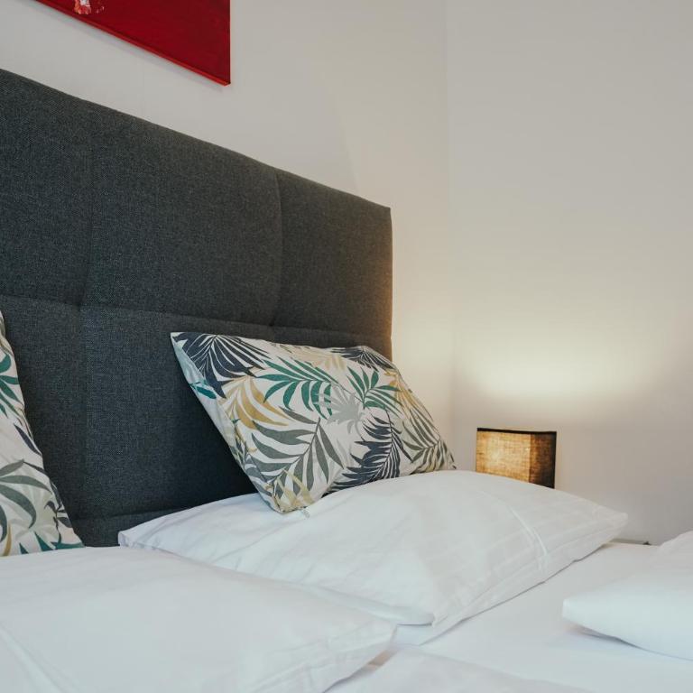 Pension Steinbichler - Apartments und Zimmer Check in 24-7 - Doppelzimmer mit Bergblick - 1