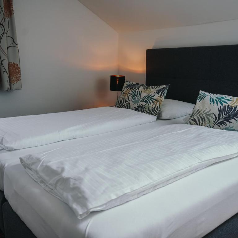Pension Steinbichler - Apartments und Zimmer Check in 24-7 - Zweibettzimmer mit Stadtblick - 4