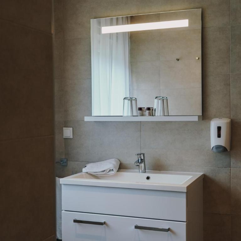 Pension Steinbichler - Apartments und Zimmer Check in 24-7 - Zweibettzimmer mit Stadtblick - 2