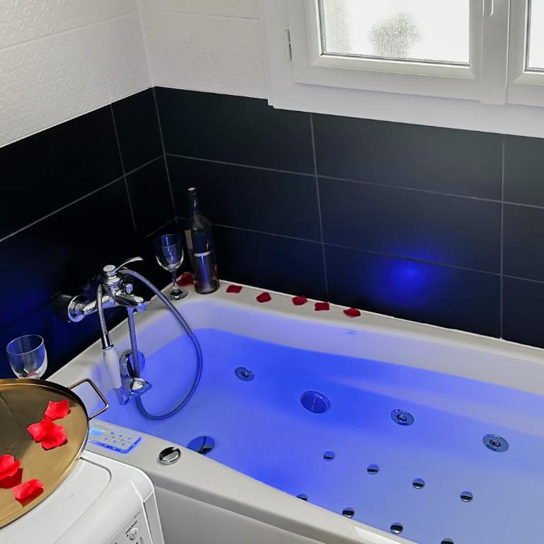 Golden Blue jacuzzi - Apartment mit Balkon - 13