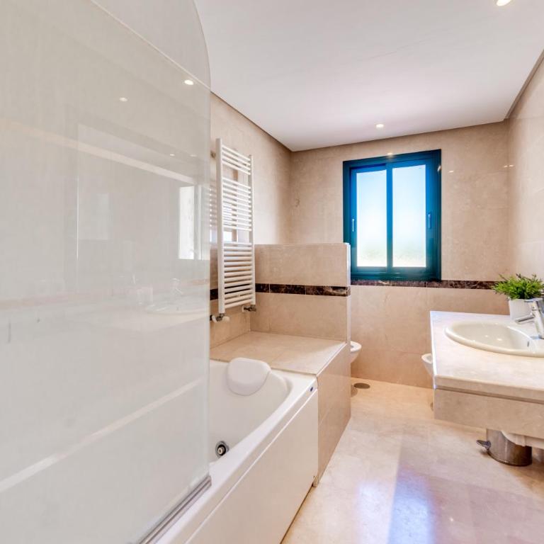 Modern and Spacious 2 BDRM Penthouse - 3 Pools and Sea Views - Penthouse Apartment - 36