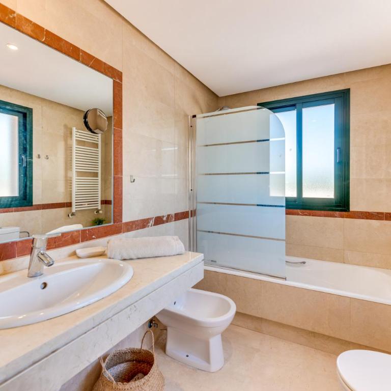 Modern and Spacious 2 BDRM Penthouse - 3 Pools and Sea Views - Penthouse Apartment - 31