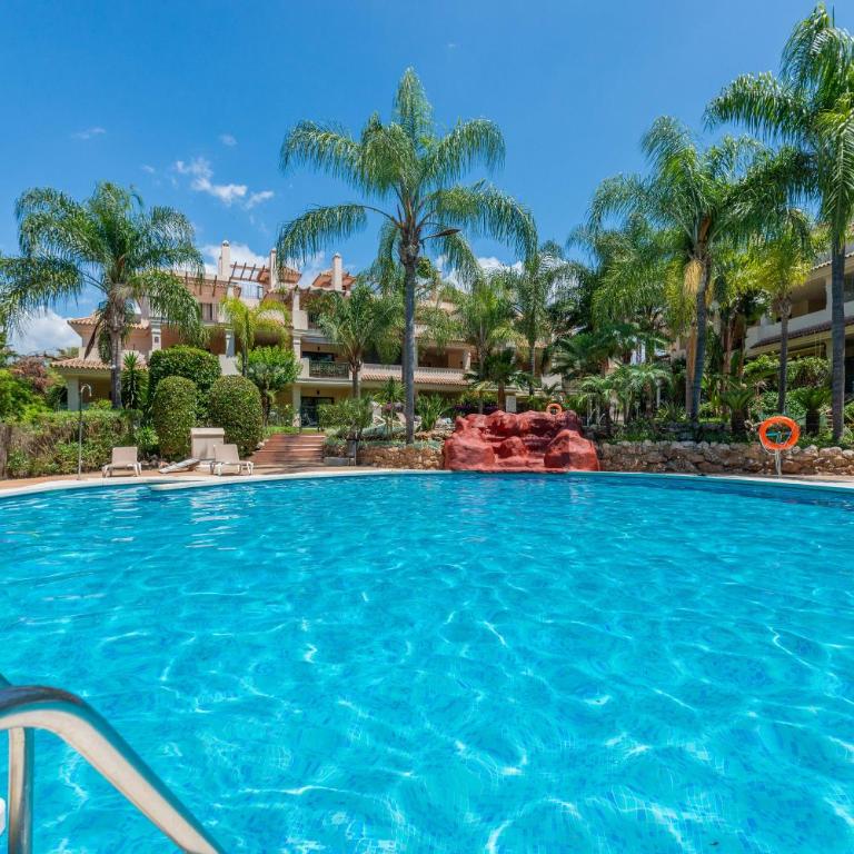 Modern and Spacious 2 BDRM Penthouse - 3 Pools and Sea Views - Penthouse Apartment - 4