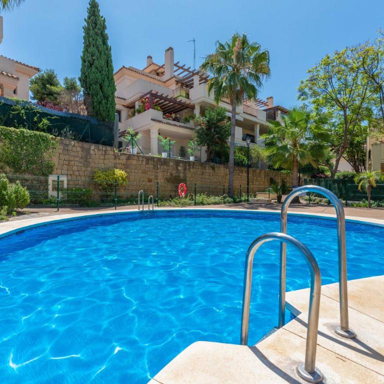 Modern and Spacious 2 BDRM Penthouse - 3 Pools and Sea Views - Penthouse Apartment - 3