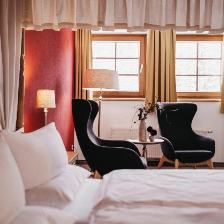 Almwellness-Resort Tuffbad - Doppelzimmer mit Himmelbett - 1