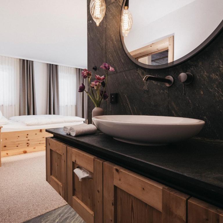 Almwellness-Resort Tuffbad - Suite mit Terrasse - 7