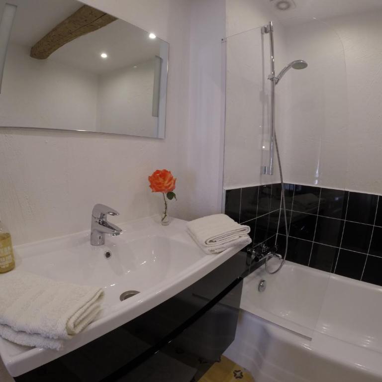 Maison Carles BnB - Suite Lit King-Size - Vue sur Rue - 10