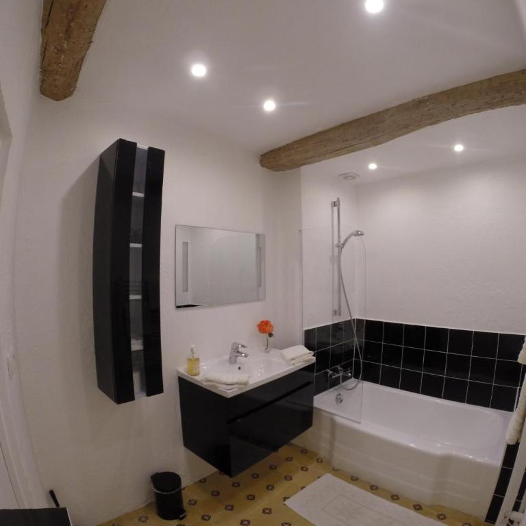 Maison Carles BnB - Suite Lit King-Size - Vue sur Rue - 9