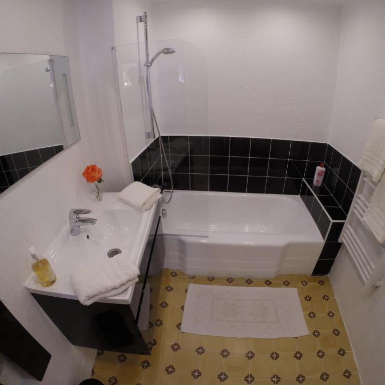 Maison Carles BnB - Suite Lit King-Size - Vue sur Rue - 8