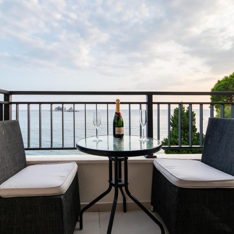 Seafront Apartments Petrovac - Deluxe One-Bedroom Apartment with Ocean View - 2
