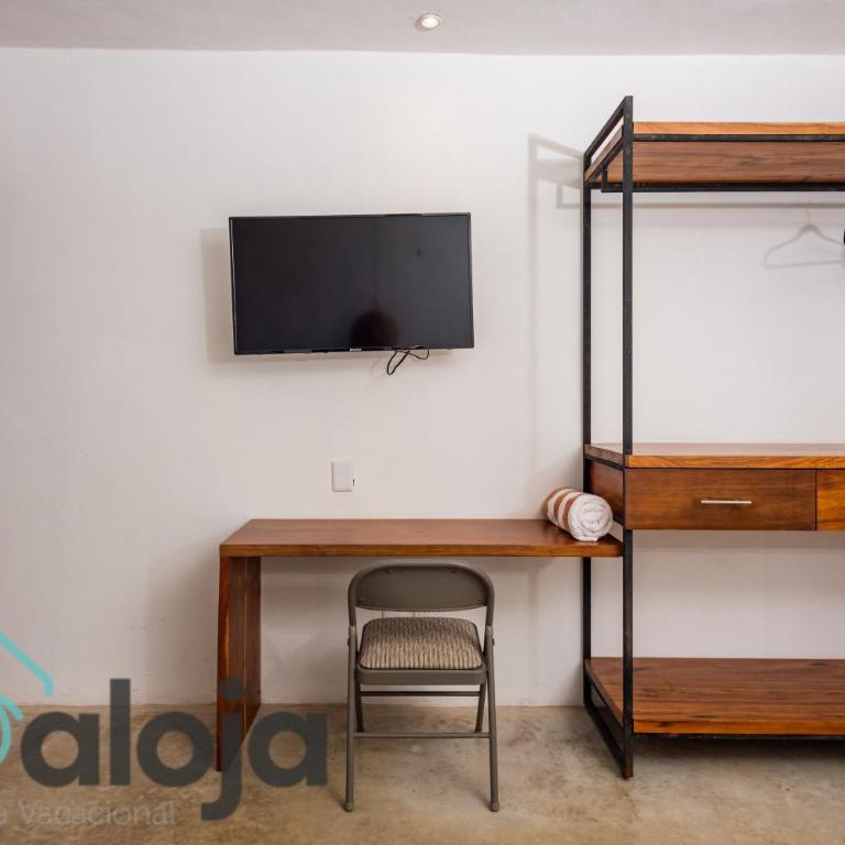 VIca Guest House Cancun - By Aloja RV - Pool View Room - 3