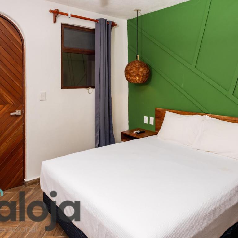 VIca Guest House Cancun - By Aloja RV - Habitación con cama extragrande. - 8
