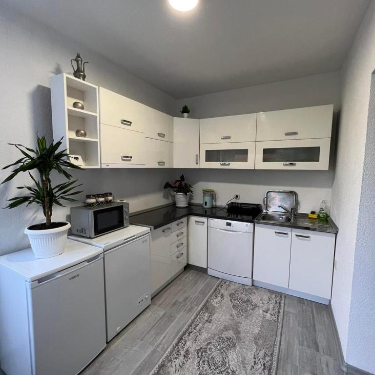 Apartman Royal sa GARAŽOM i KLIMOM - Apartment with Balcony - 36