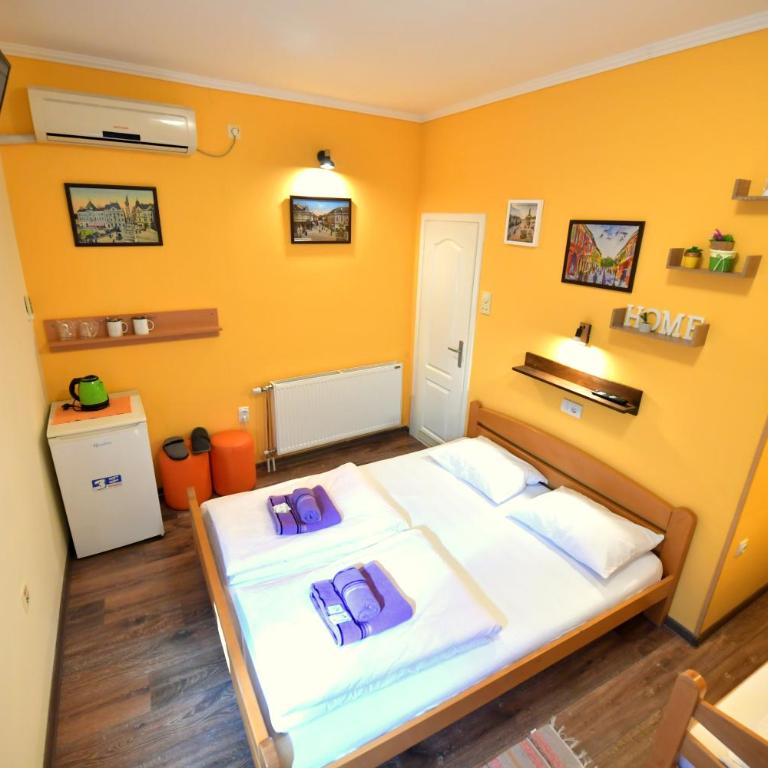 Smestaj Centar Novi Sad,Motorcycle Friendly - Trokrevetna Soba sa Sopstvenim Kupatilom - 2