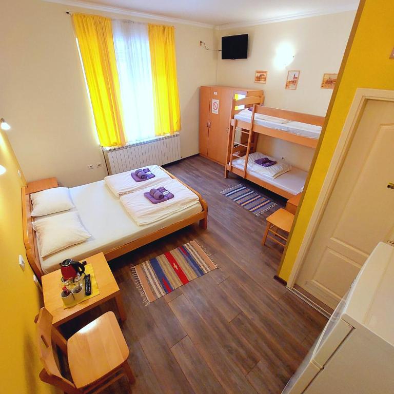 Smestaj Centar Novi Sad,Motorcycle Friendly - Četvorokrevetna Soba sa Sopstvenim Kupatilom - 5
