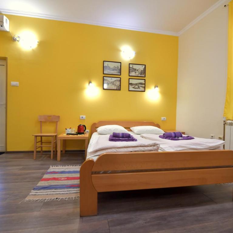 Smestaj Centar Novi Sad,Motorcycle Friendly - Četvorokrevetna Soba sa Sopstvenim Kupatilom - 3