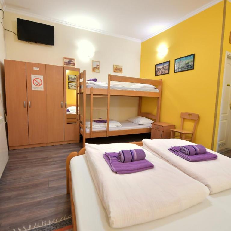 Smestaj Centar Novi Sad,Motorcycle Friendly - Četvorokrevetna Soba sa Sopstvenim Kupatilom - 4
