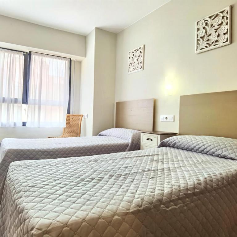 HOSTAL RIGAU - Habitación Doble con baño privado - 2 camas - 7