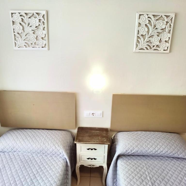 HOSTAL RIGAU - Habitación Doble con baño privado - 2 camas - 11