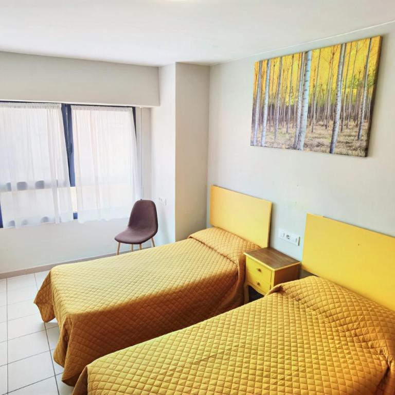 HOSTAL RIGAU - Habitación Doble con baño privado - 2 camas - 13