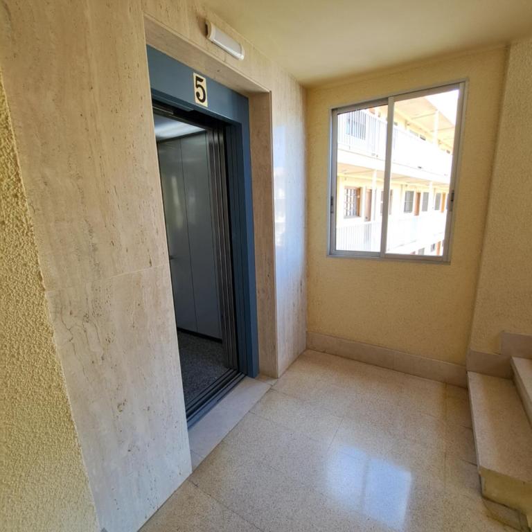 2ª Línea Playa Agustina Aragon - Apartamento con vistas al mar - 11