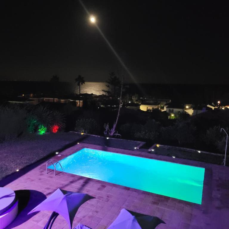 luxury apartments sea views with pool - Apartamento - 26