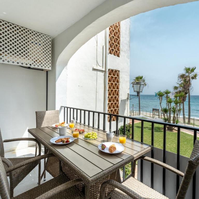 Dona Lola Micaela Beach front duplex apartment with open sea and beach views located between Marbella and Fuengirola - Costa del Sol - CS148 - Apartamento de 2 dormitorios - 21