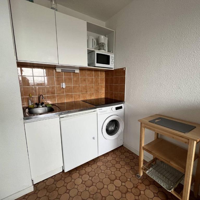 Appartement en bord de mer pour 4 pers., parking privé, proche commerces, plage sans route à traverser - FR-1-81-374 - Studio - 10