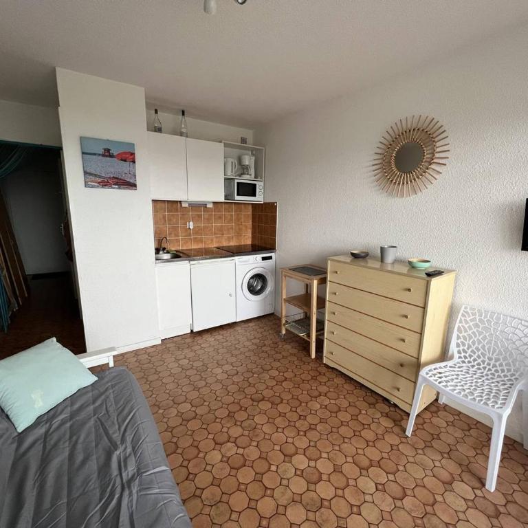 Appartement en bord de mer pour 4 pers., parking privé, proche commerces, plage sans route à traverser - FR-1-81-374 - Studio - 11