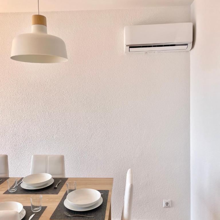 Luminoso apartamento frente al mar con piscina - Three-Bedroom Apartment - 10
