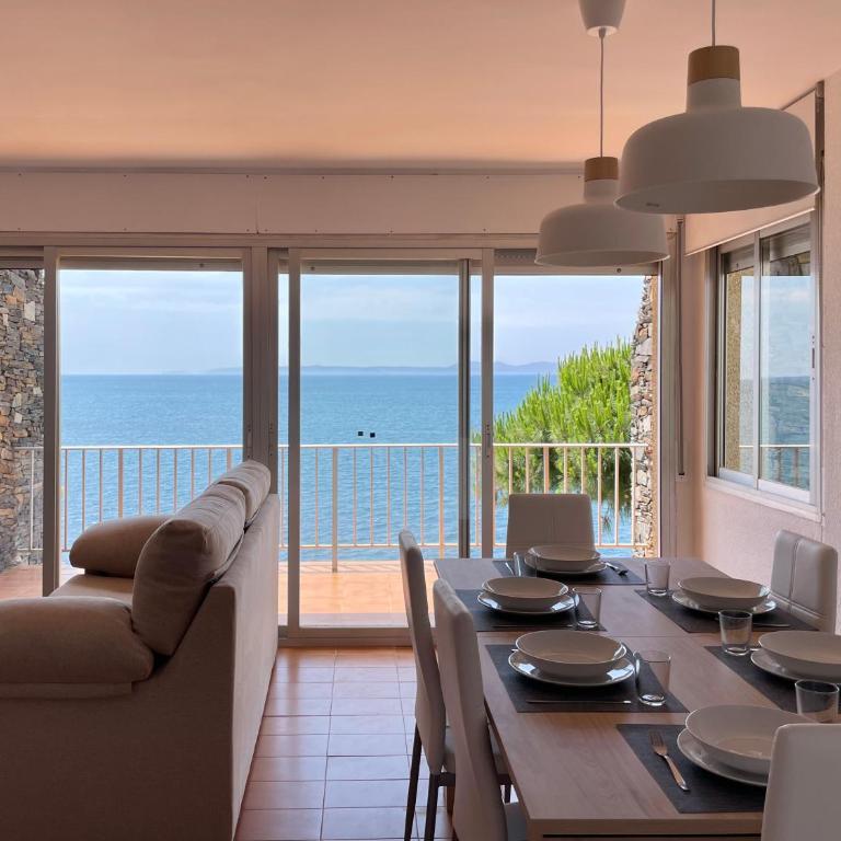 Luminoso apartamento frente al mar con piscina - Three-Bedroom Apartment - 2