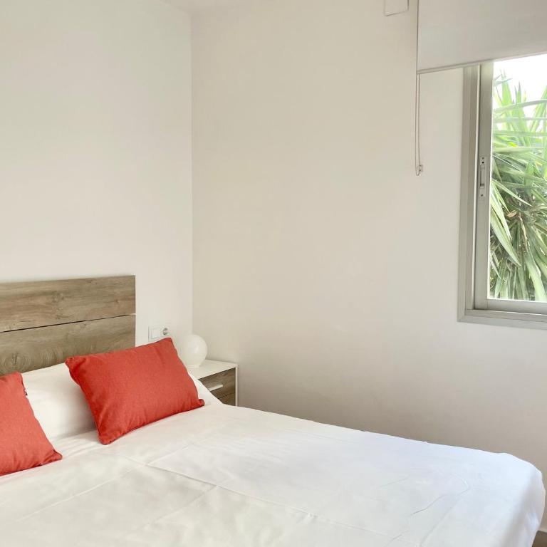 Luminoso apartamento frente al mar con piscina - Three-Bedroom Apartment - 6