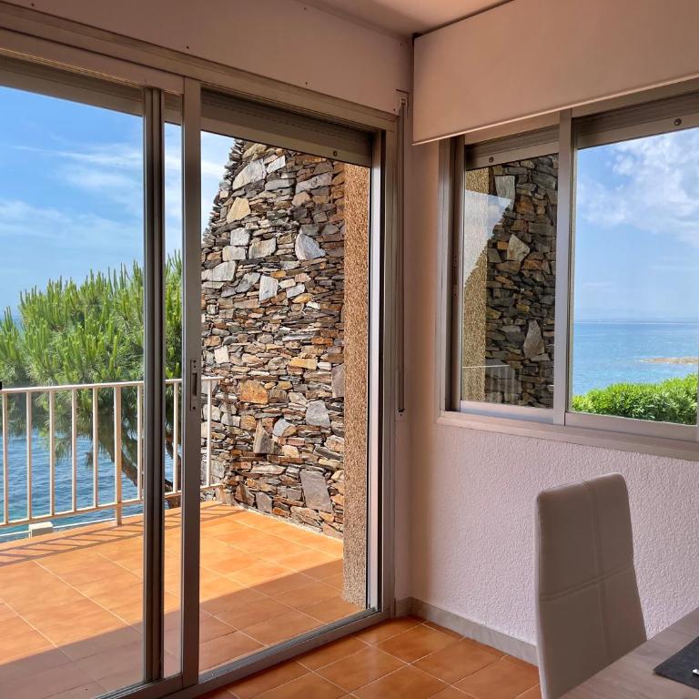 Luminoso apartamento frente al mar con piscina - Three-Bedroom Apartment - 7