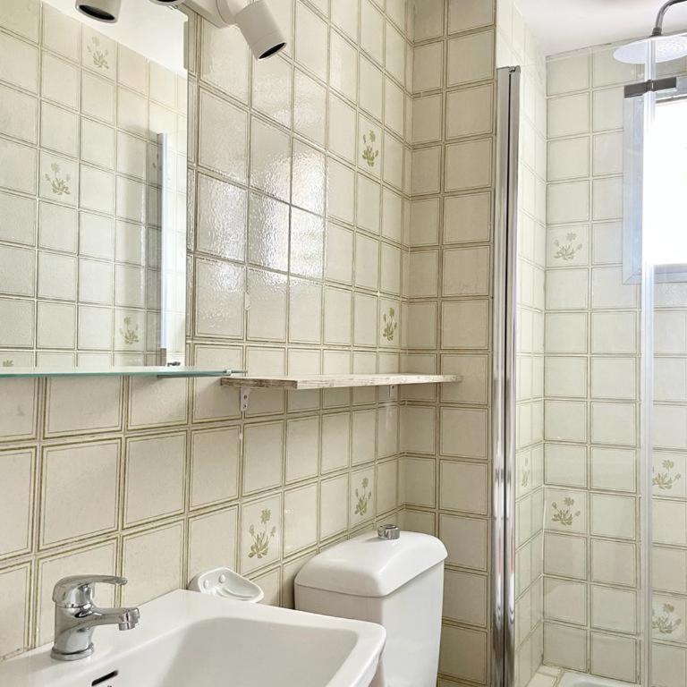 Luminoso apartamento frente al mar con piscina - Three-Bedroom Apartment - 21