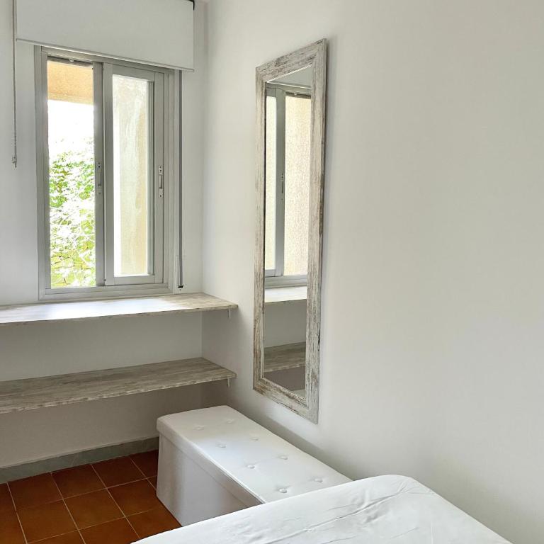 Luminoso apartamento frente al mar con piscina - Three-Bedroom Apartment - 12
